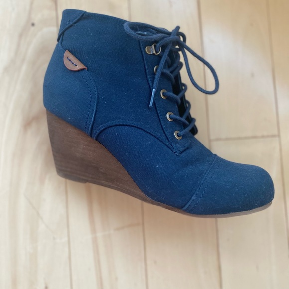 Blue boots - Picture 2 of 3